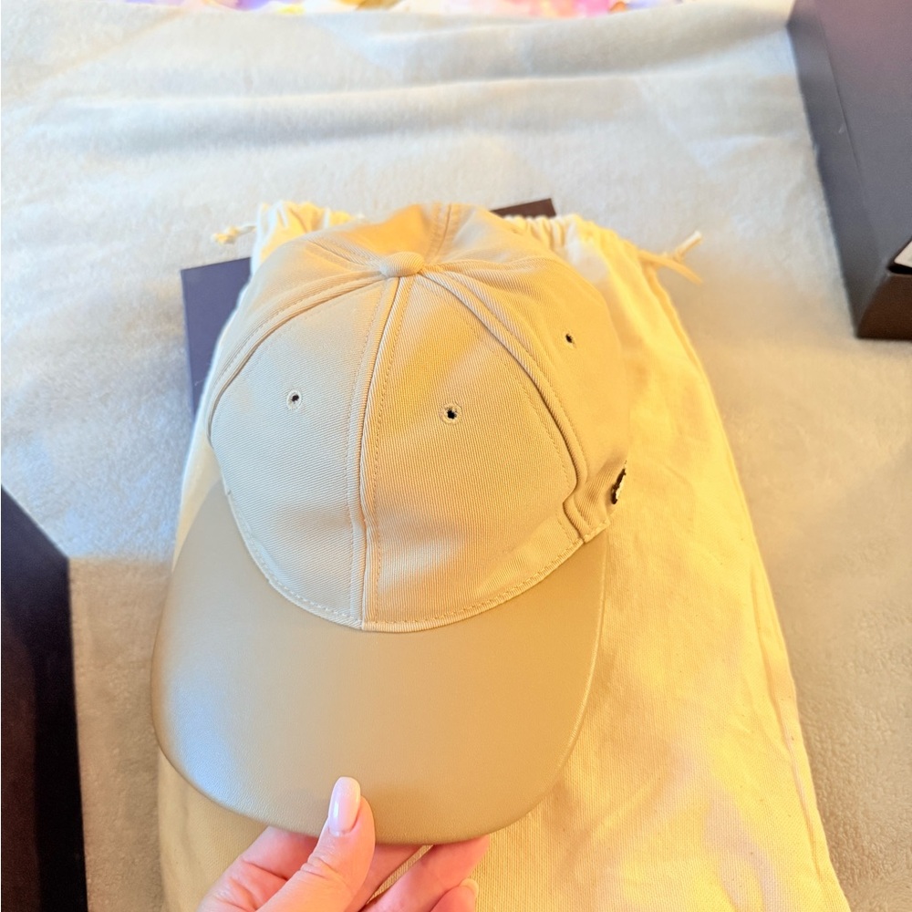 Valentino Garavani unisex leather cap